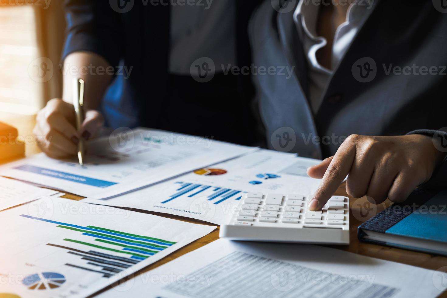 equipe de gestores de fundos, consultoria e discussão de análise, investimento no mercado de ações por meio de papelada conceito vintage. foto