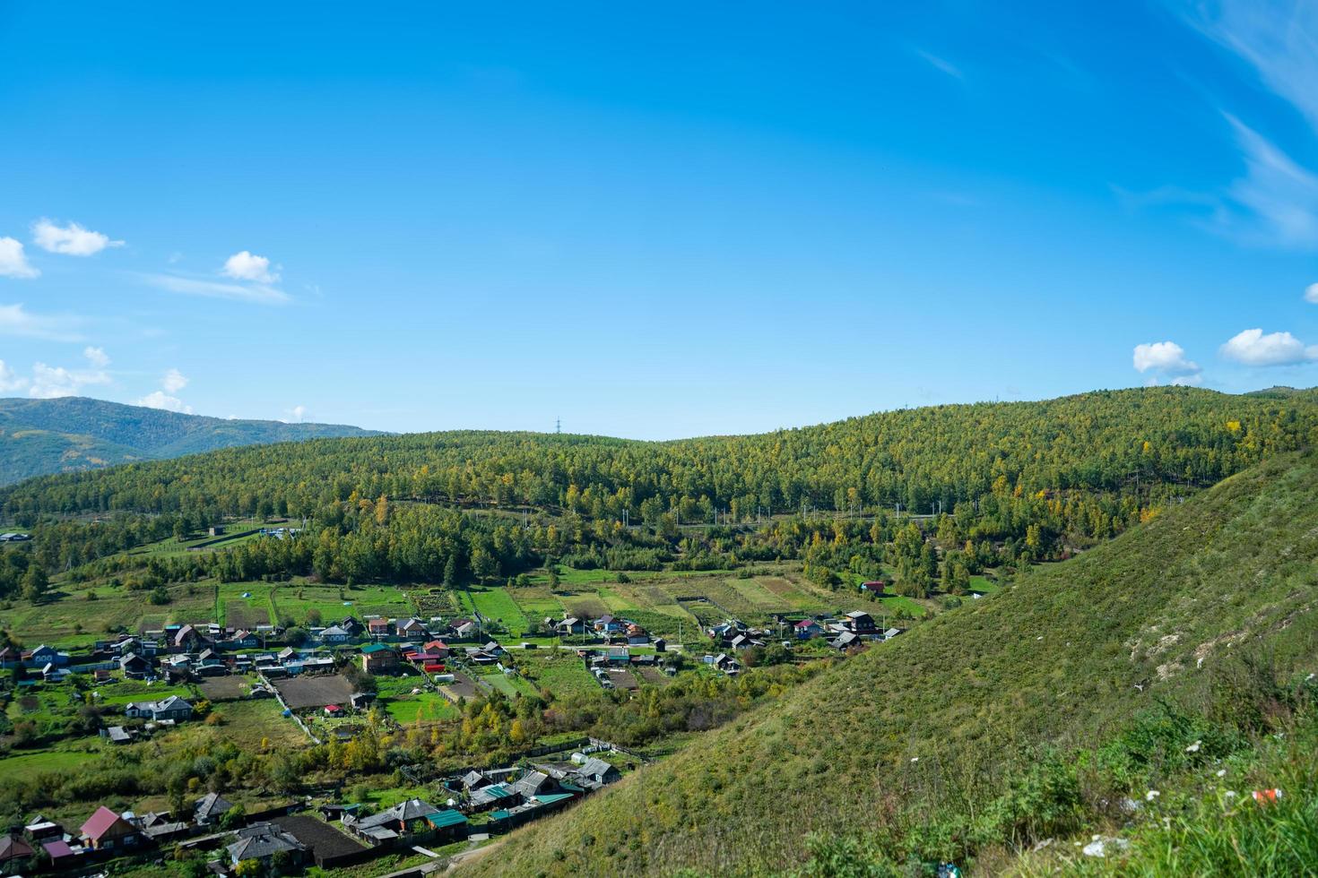 panorama aéreo da vila de Kultuk com um céu azul claro na Rússia foto