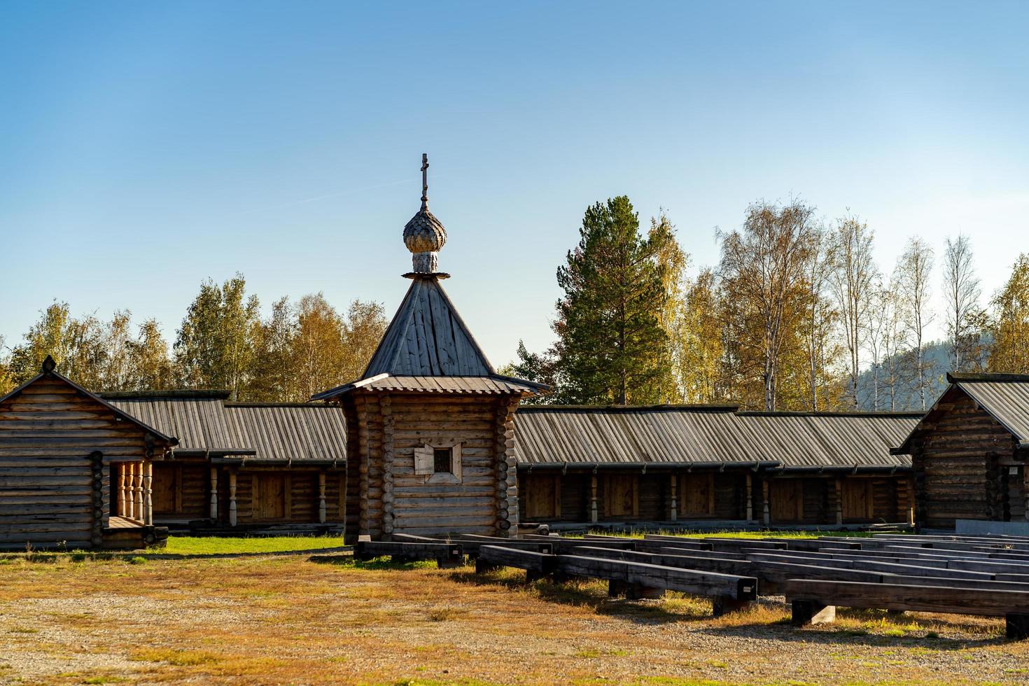 cabanas de madeira e edifícios em taltsy, irkutsk foto