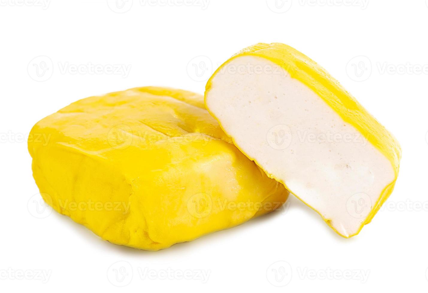 amarelo tofu isolado em branco fundo. suave amarelo tofu isolado em branco fundo. fresco amarelo tofu isolado em branco fundo foto