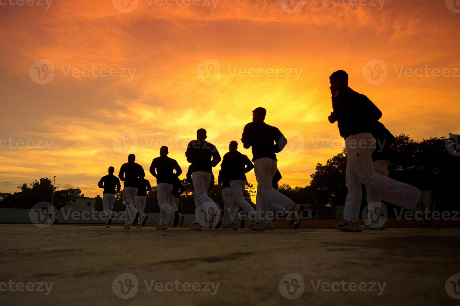 alguns do a jovem treinado soldados estão exercício em a cedo manhã dourado tempo. foto