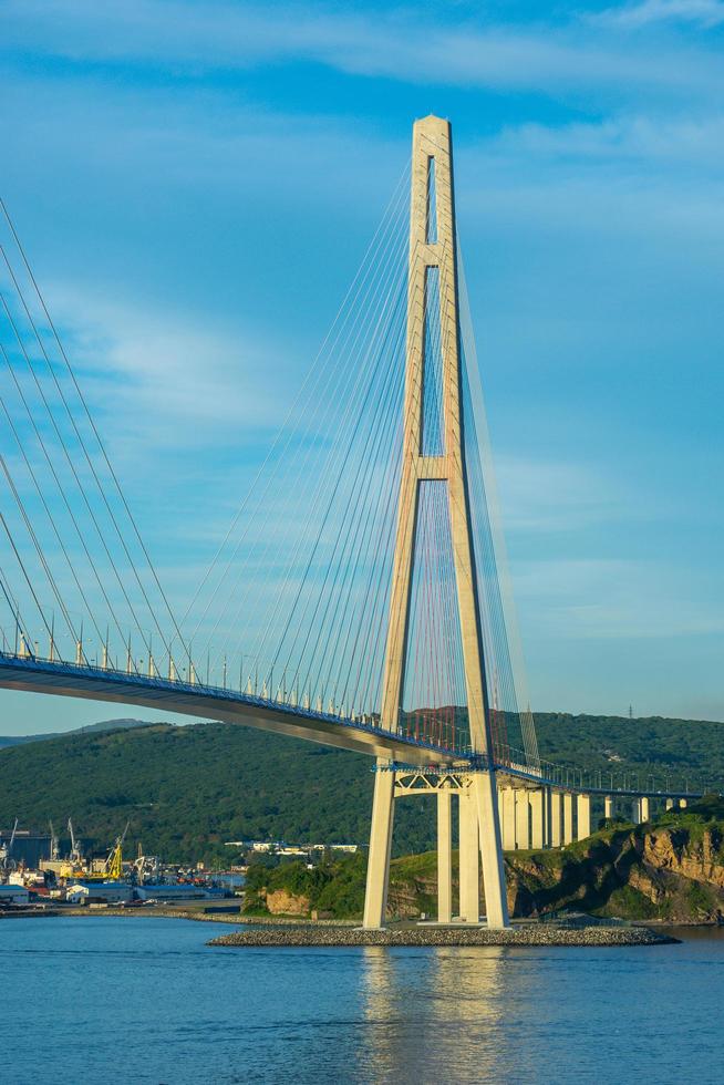 Ponte Russky com céu azul nublado em Vladivostok, Rússia foto