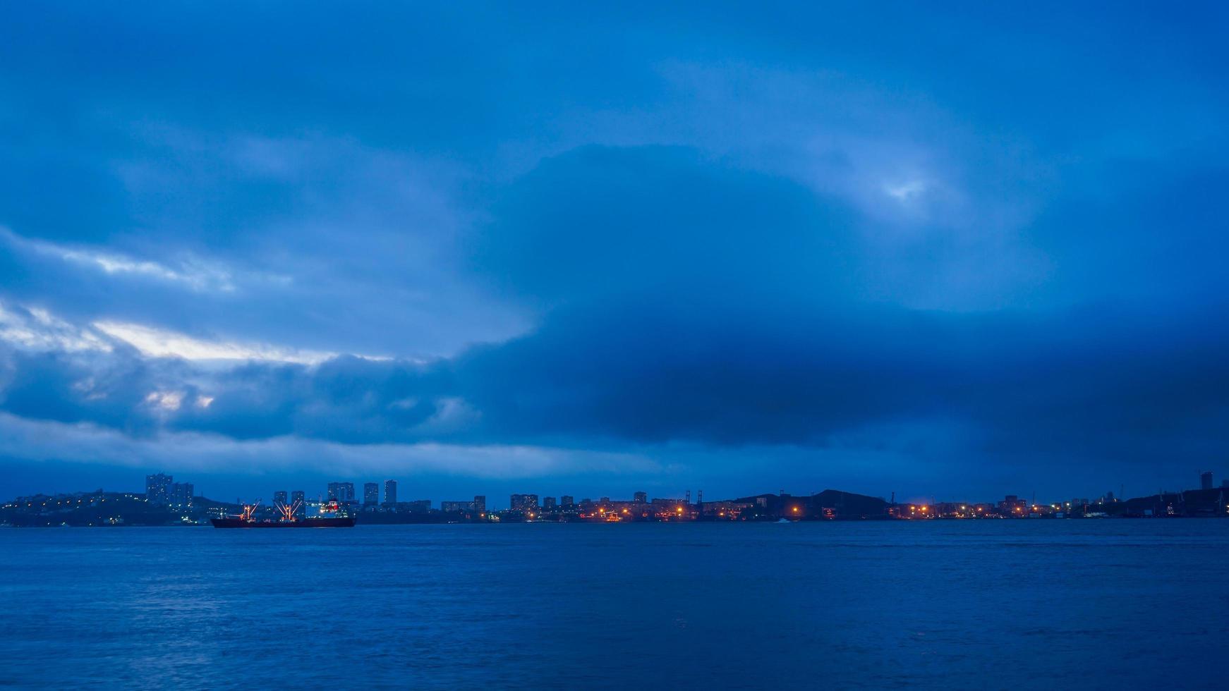 vista de navios em um porto e um corpo de água em vladivostok, rússia foto