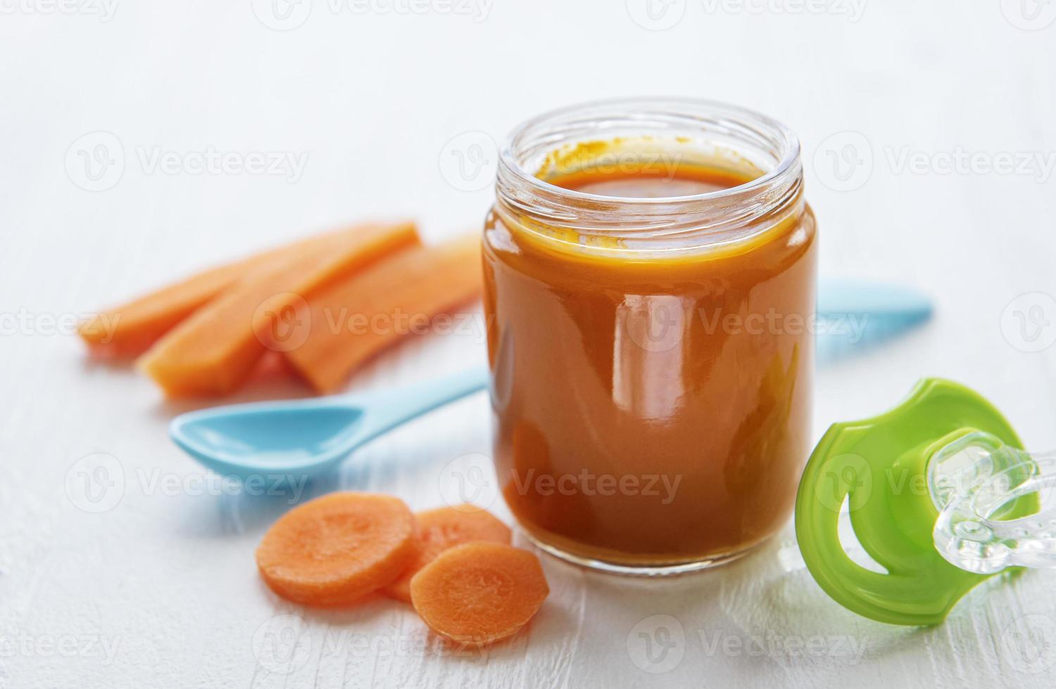 purê de cenoura em uma jarra foto