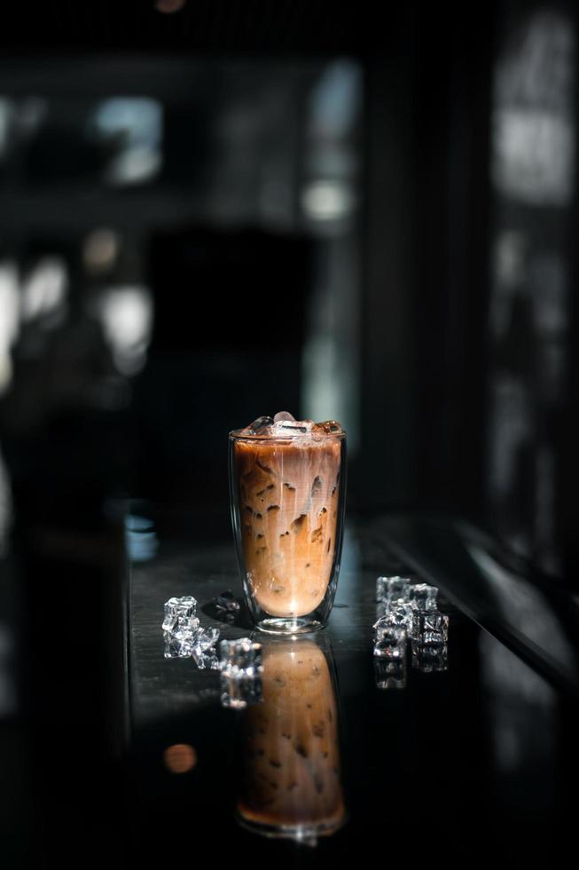 copo de café gelado com leite em cima da mesa foto