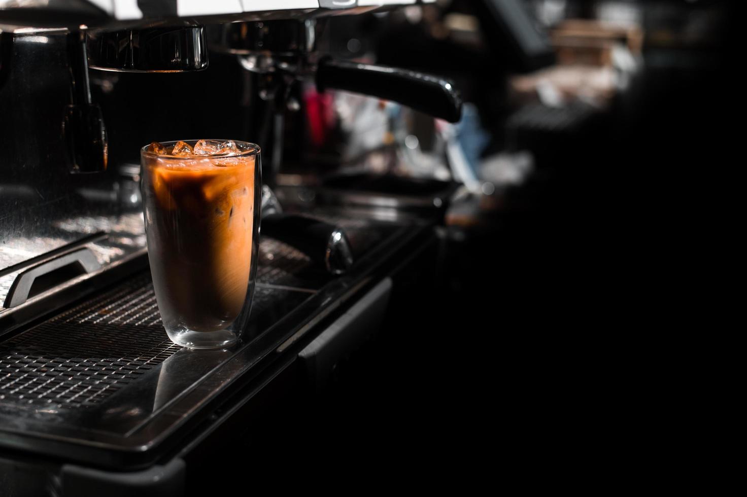 copo de café gelado com leite em cima da mesa foto