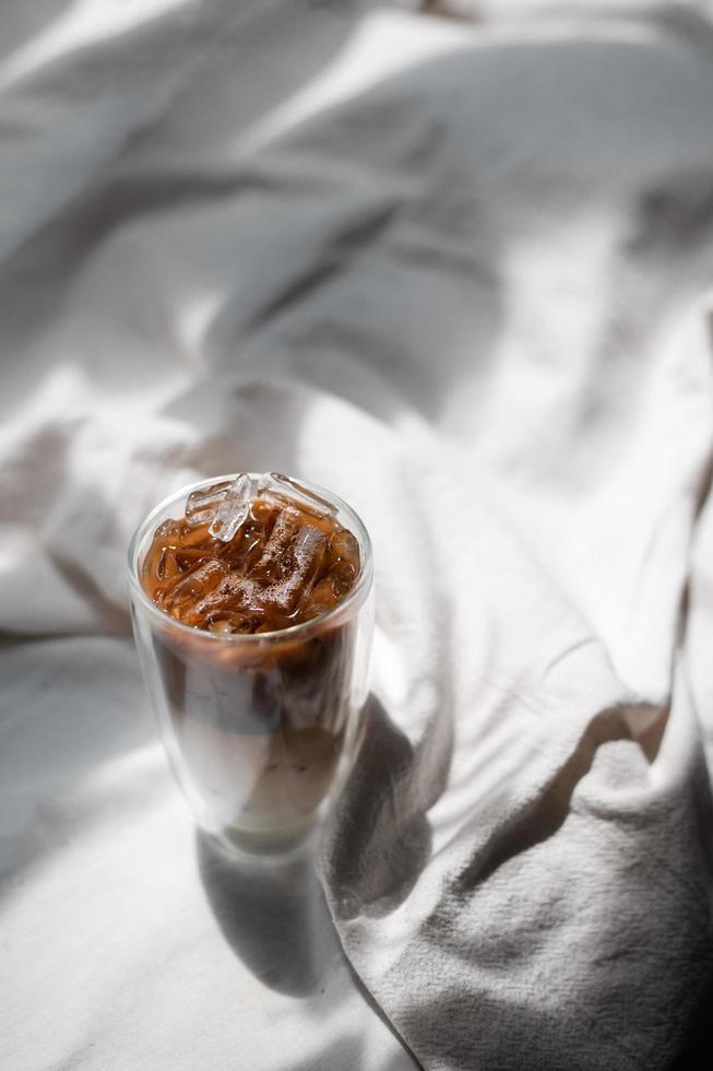 copo de café gelado com leite em cima da mesa foto