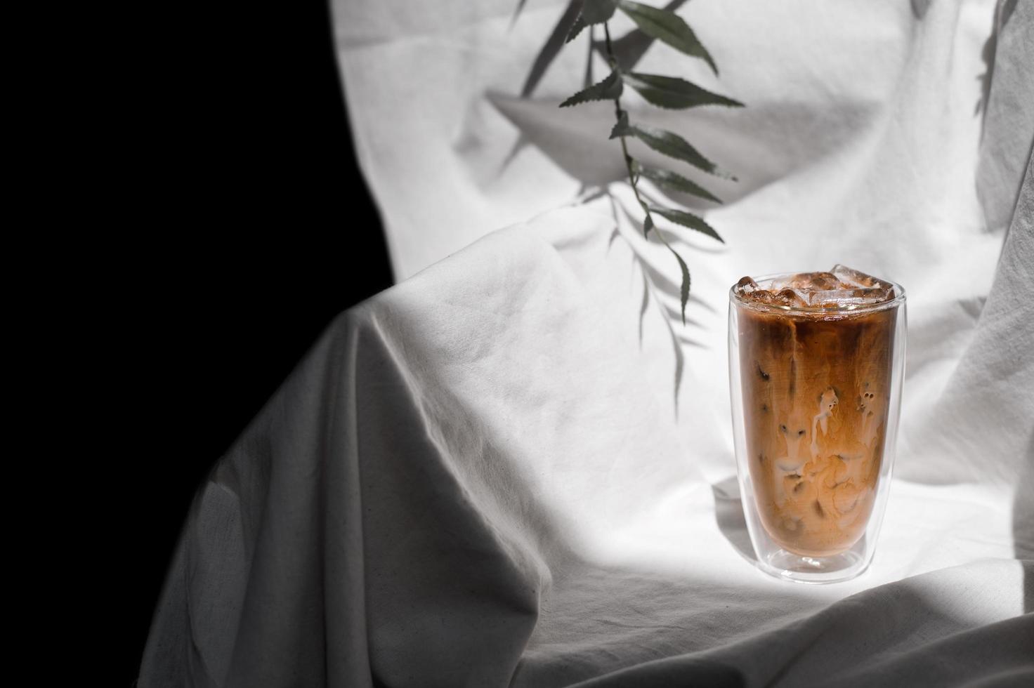 copo de café gelado com leite em cima da mesa foto