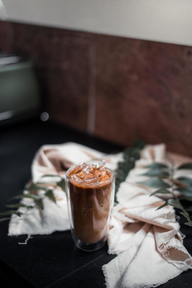 copo de café gelado com leite em cima da mesa foto