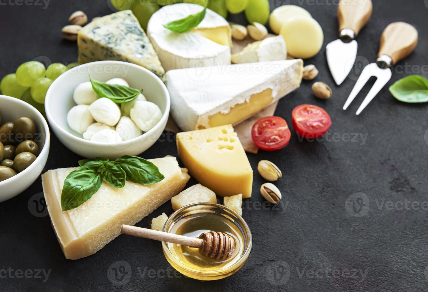 vista de queijo, uvas, mel e salgadinhos foto