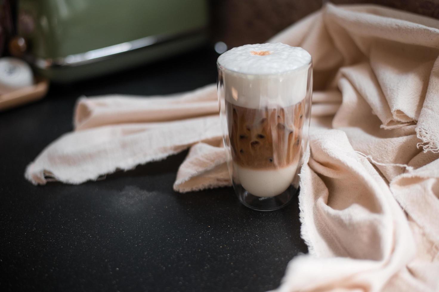 copo de café gelado com leite em cima da mesa foto