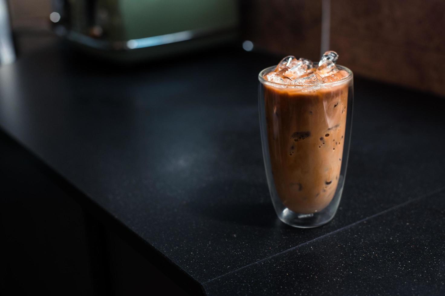 copo de café gelado com leite em cima da mesa foto