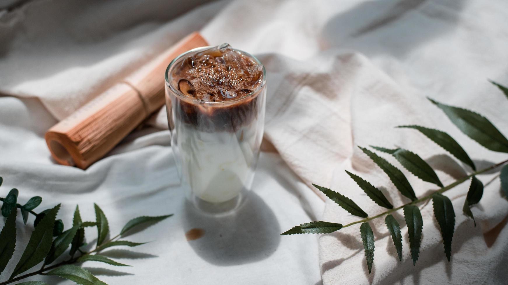 copo de café gelado com leite em cima da mesa foto