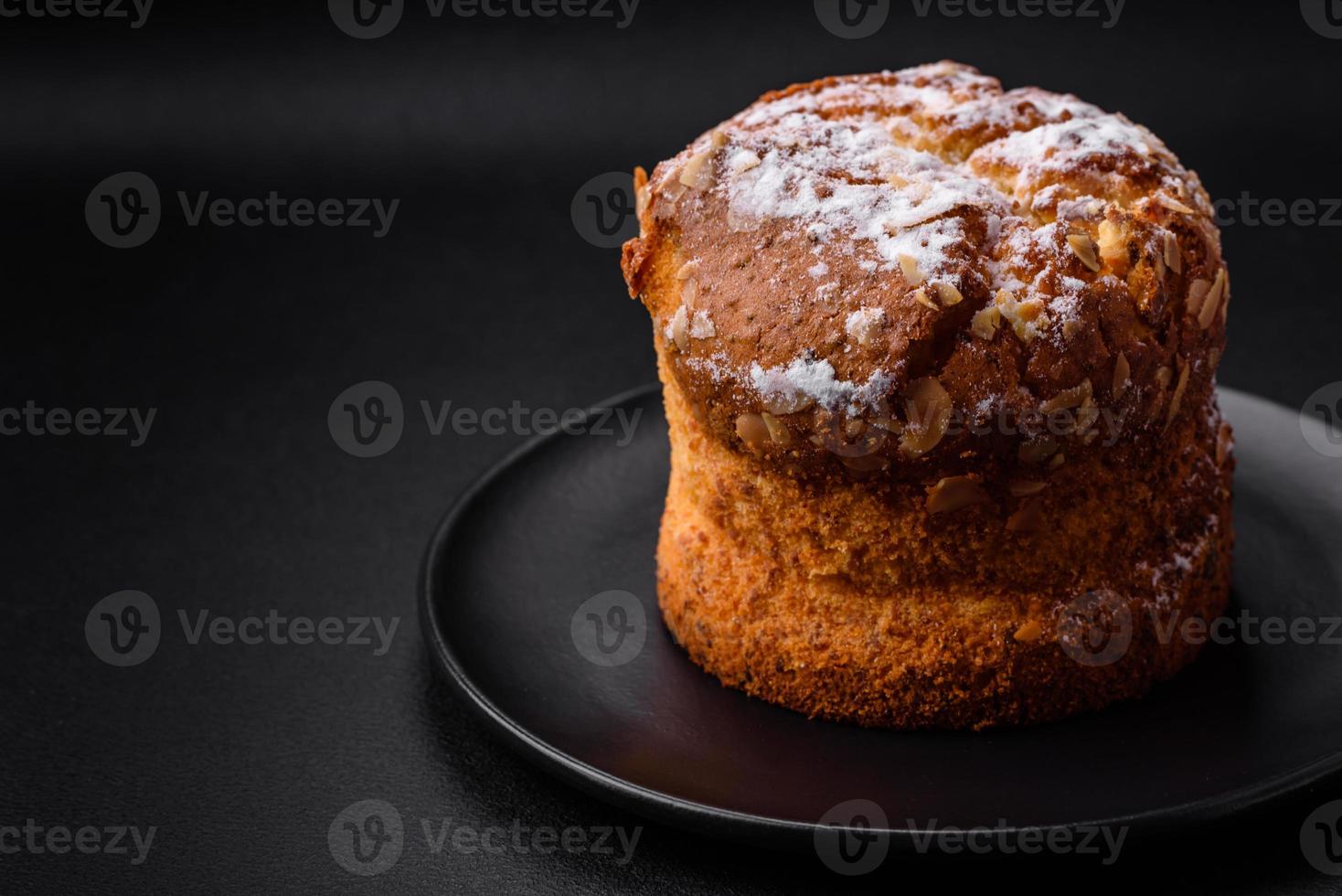 delicioso fresco Natal torta com fruta e passas Panettone foto