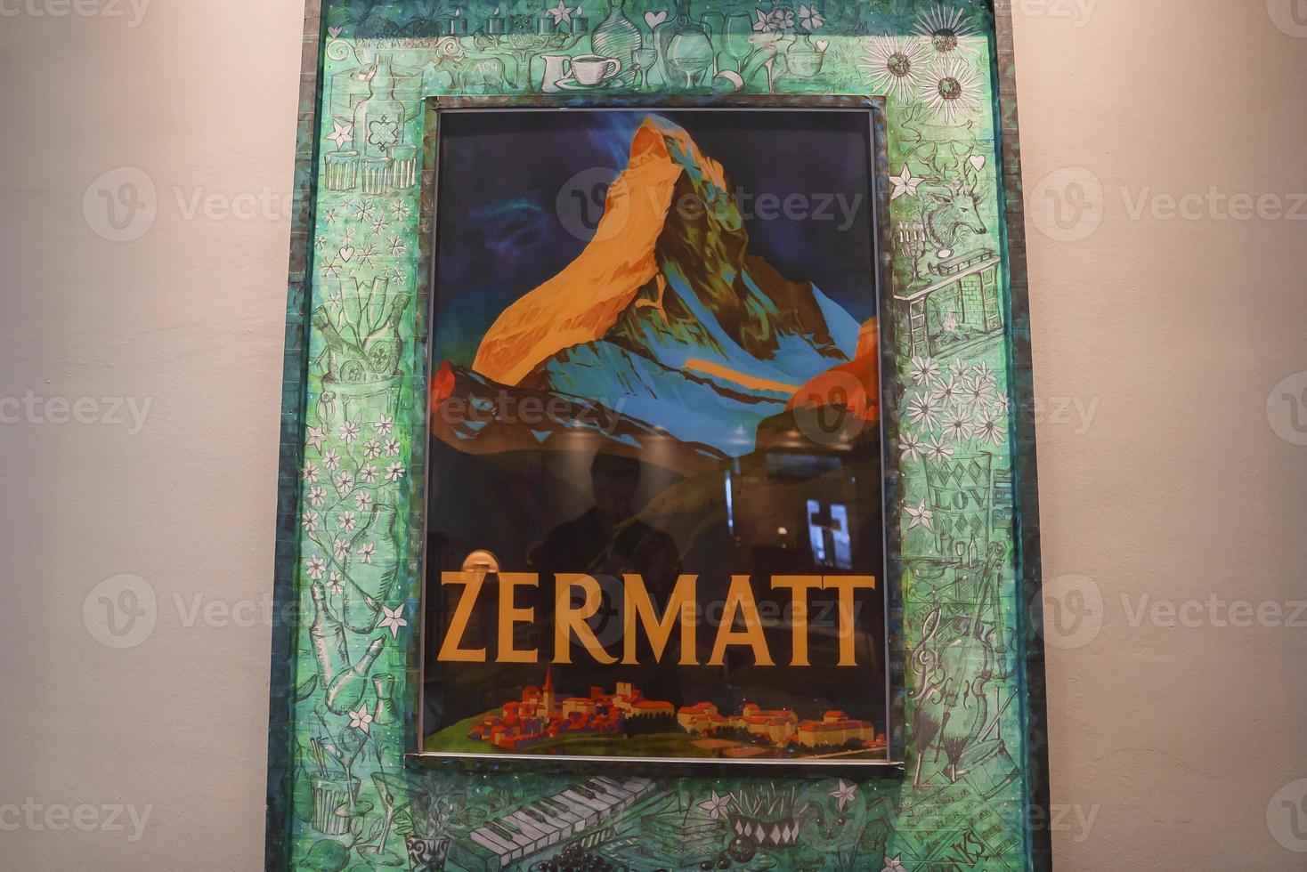 pintura do montanha com zermatt texto montado em parede dentro recorrer foto