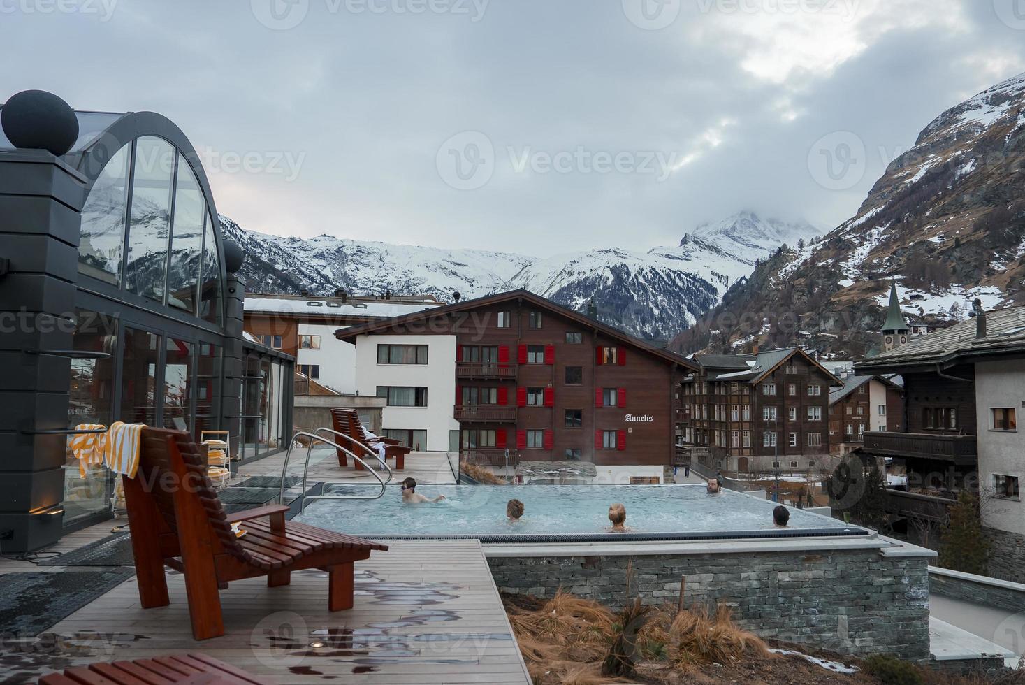 natação piscina com luxuoso hotéis contra montanhas e céu foto