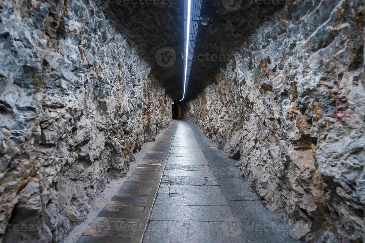 esvaziar trilha dentro iluminado rochoso túnel às jungfrau estrada de ferro foto
