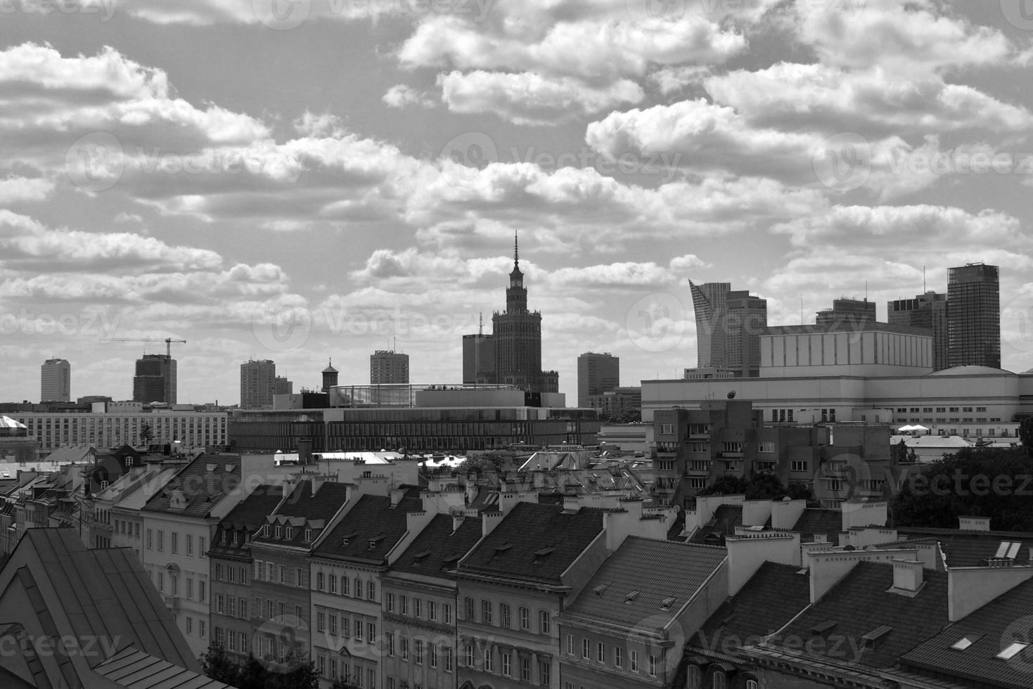 uma Visão a partir de acima do a Varsóvia velho cidade e a em torno da edifícios em uma verão dia foto