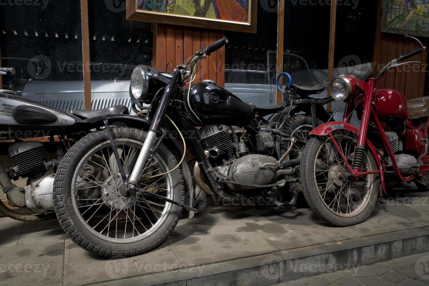 original velho vintage retro vintage motos em pé dentro a museu foto