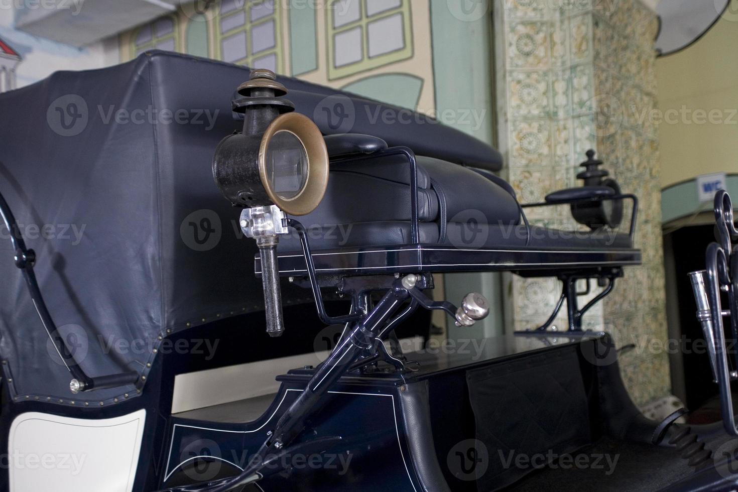 velho vintage metal detalhes carro dentro a museu fechar-se foto