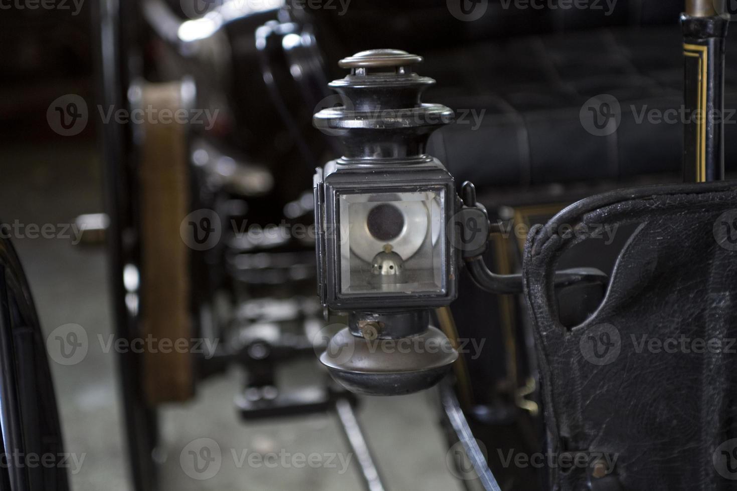 velho vintage metal detalhes carro dentro a museu fechar-se foto