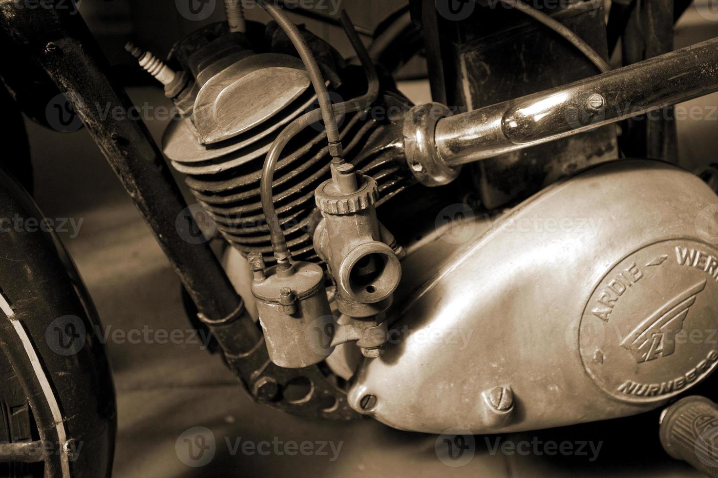 original velho vintage retro vintage motos em pé dentro a museu foto