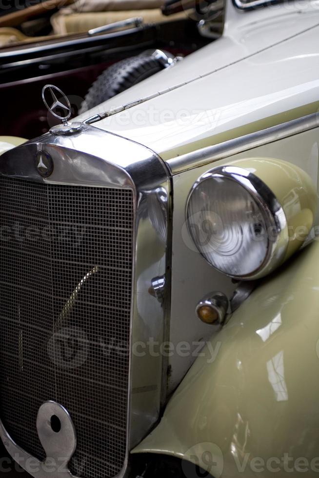 velho vintage metal detalhes carro dentro a museu fechar-se foto