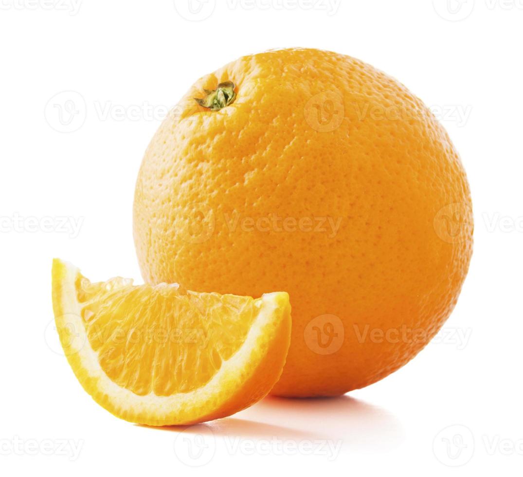 fruta fresca de laranja madura isolada no fundo branco foto