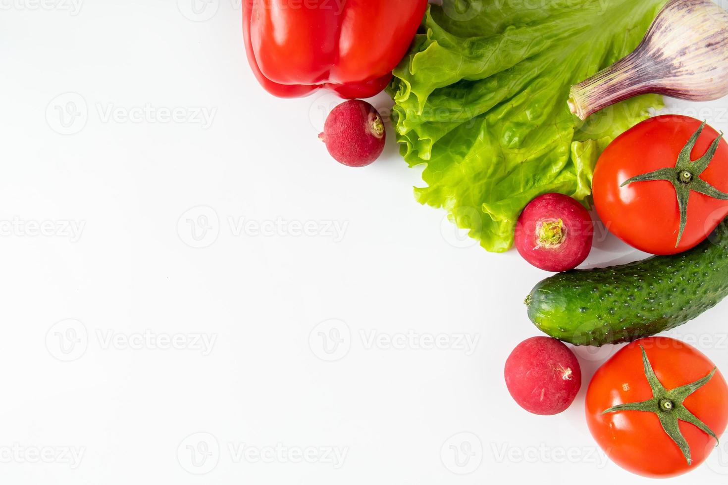 legumes frescos em um fundo branco. comida ecológica vegana. lugar para texto. foto