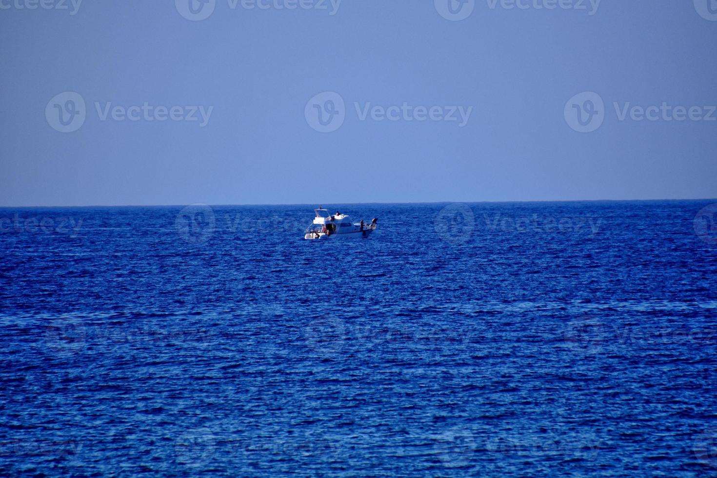 panorama com Mediterrâneo mar em uma caloroso verão dia em a turco costa foto