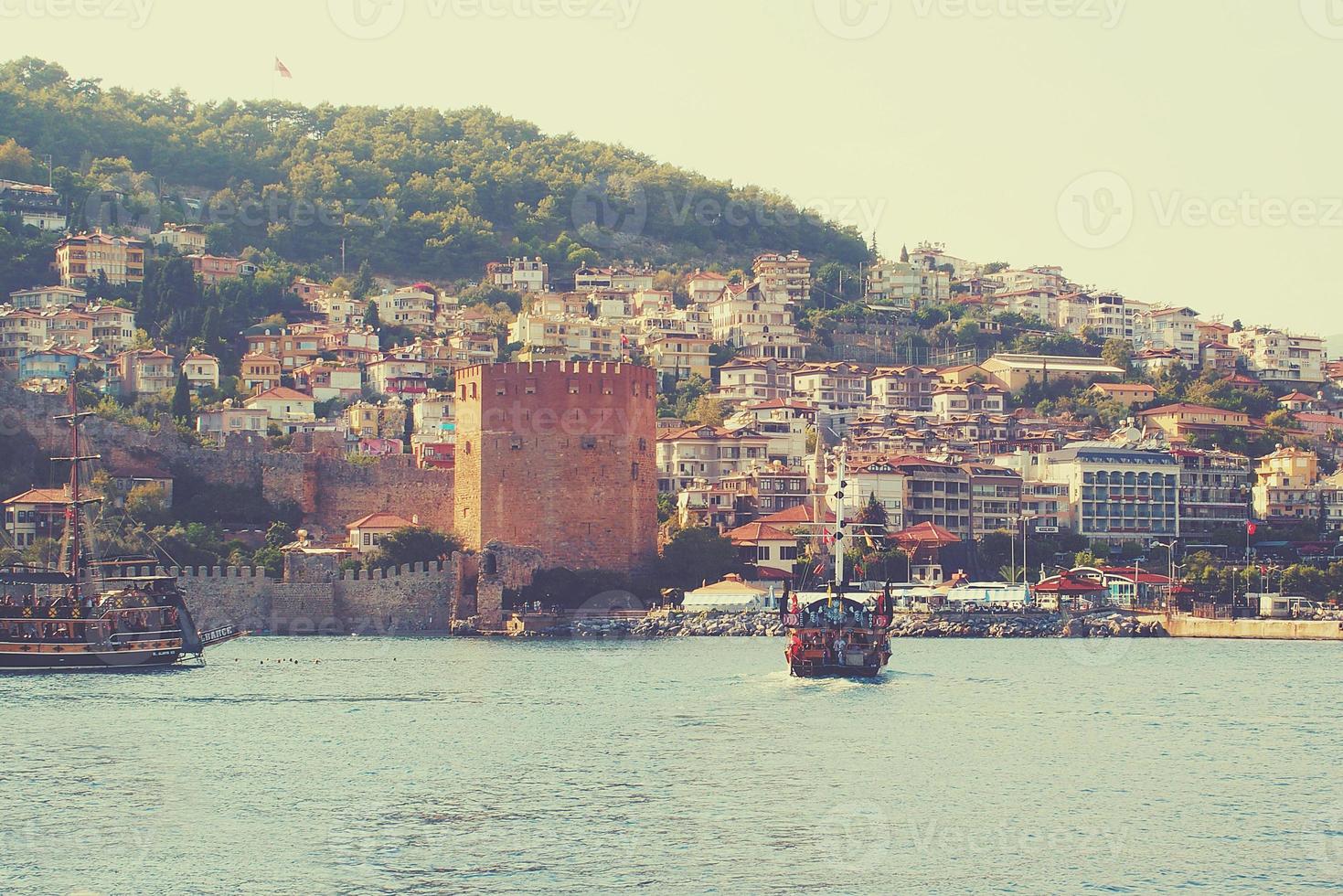 original panorama do a porta e cidade do alanya dentro Peru a partir de a mar foto