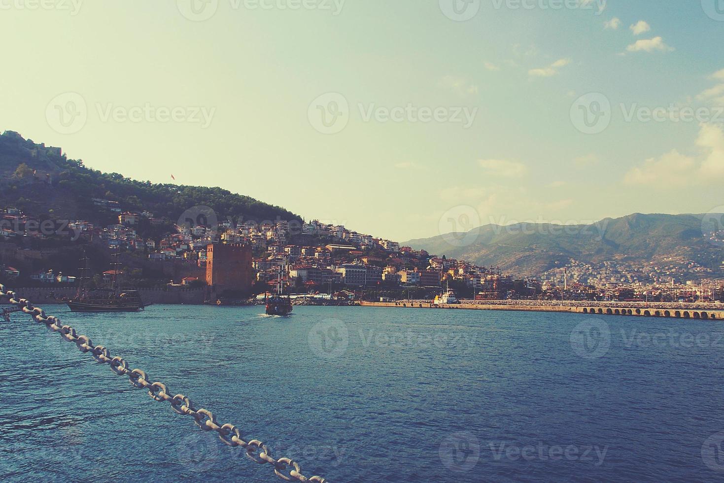 original panorama do a porta e cidade do alanya dentro Peru a partir de a mar foto