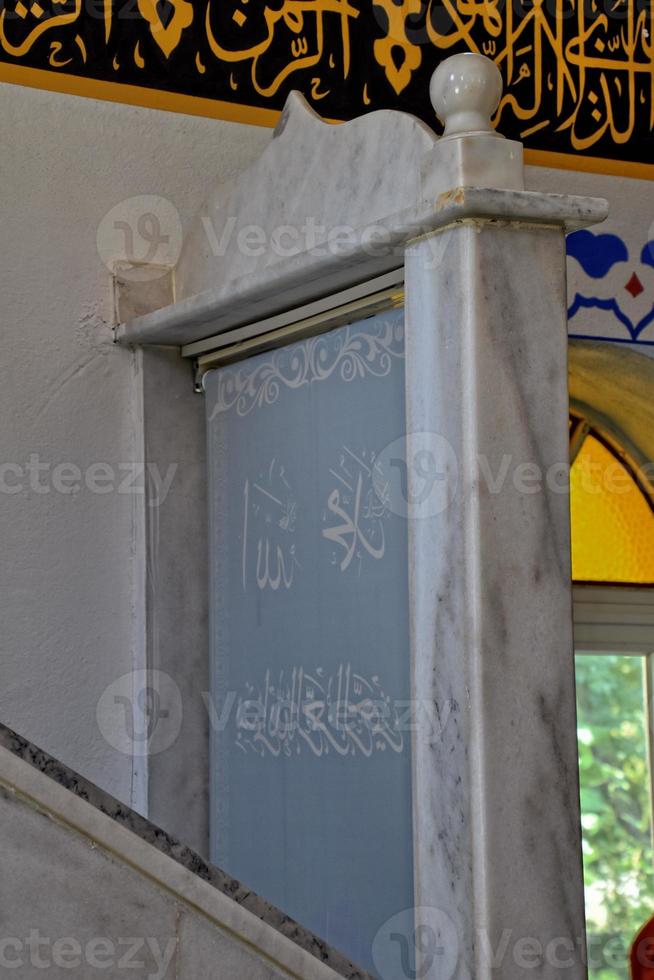 modesto simples interior do uma pequeno turco Vila mesquita com 1 mineiro foto