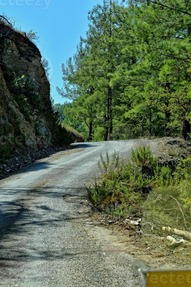 esvaziar cascalho estrada dentro a montanhas do Peru em uma caloroso verão dia foto