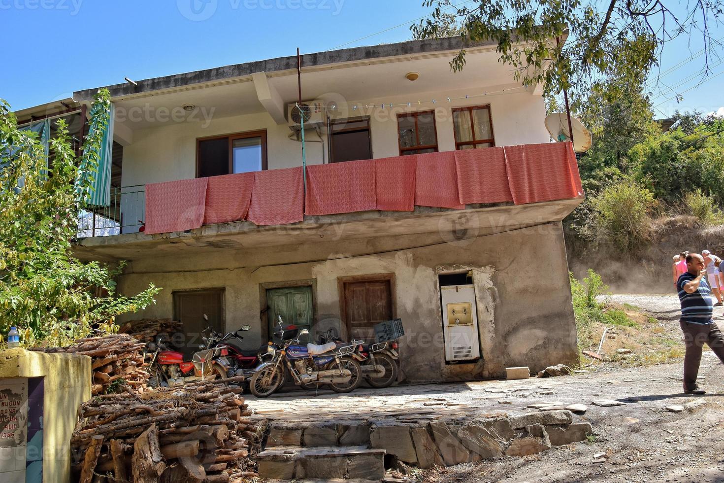 solteiro solitário branco casas de a turco altos dentro a montanhas foto