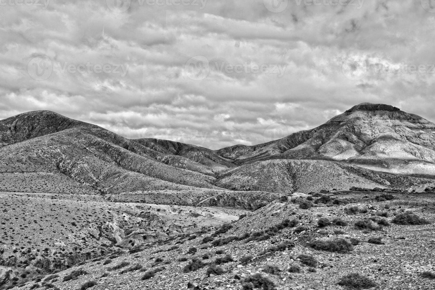 esvaziar misterioso montanhoso panorama a partir de a Centro do a canário ilha espanhol fuerteventura com uma nublado céu foto