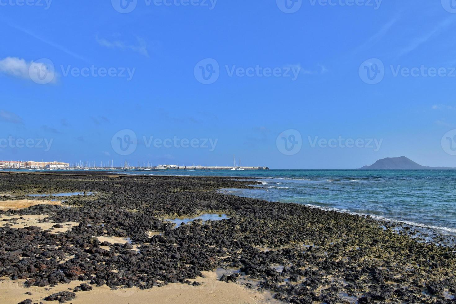 Visão do a de praia e azul oceano em a canário ilha fuerteventura dentro Espanha foto