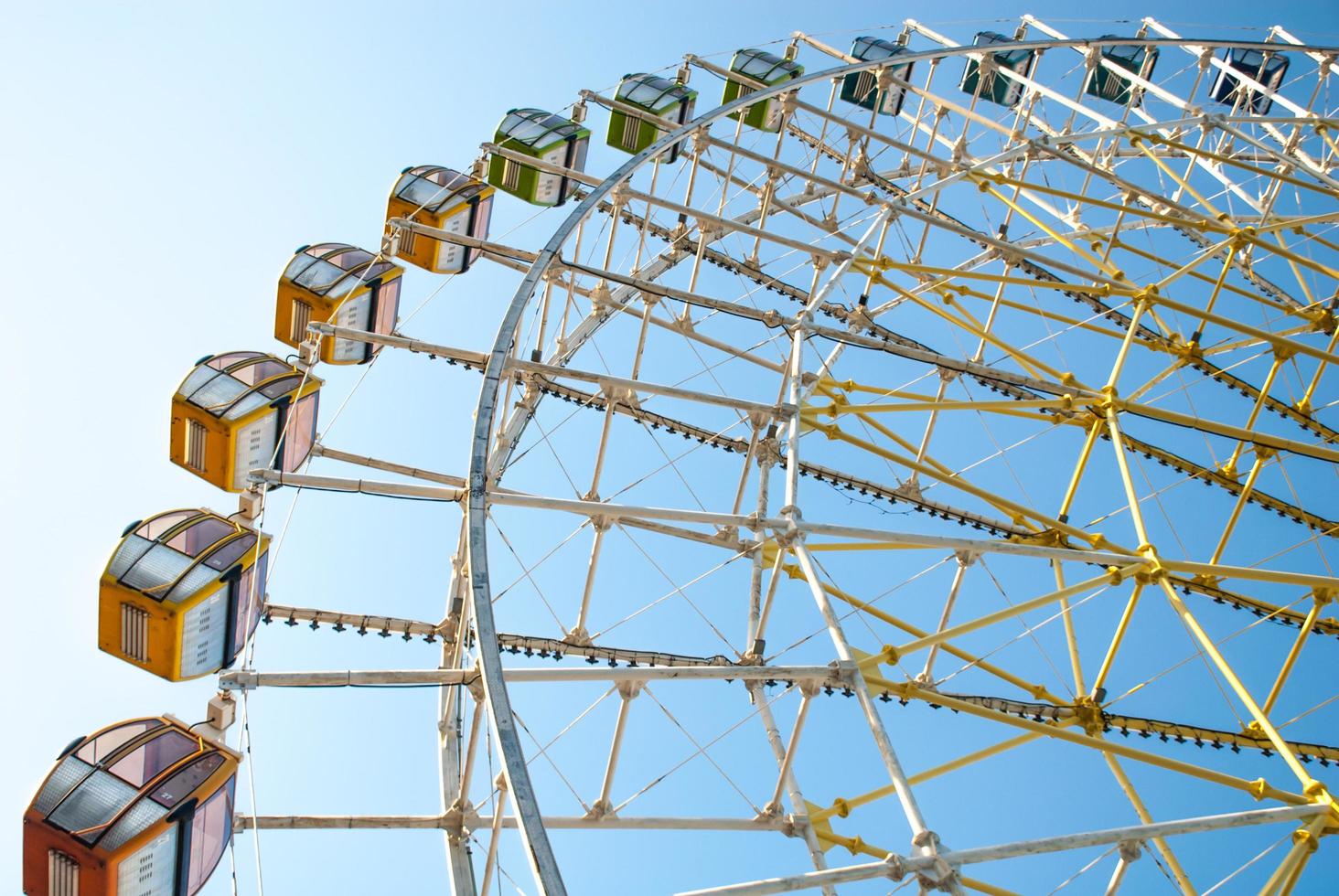 roda gigante em azul e amarelo foto