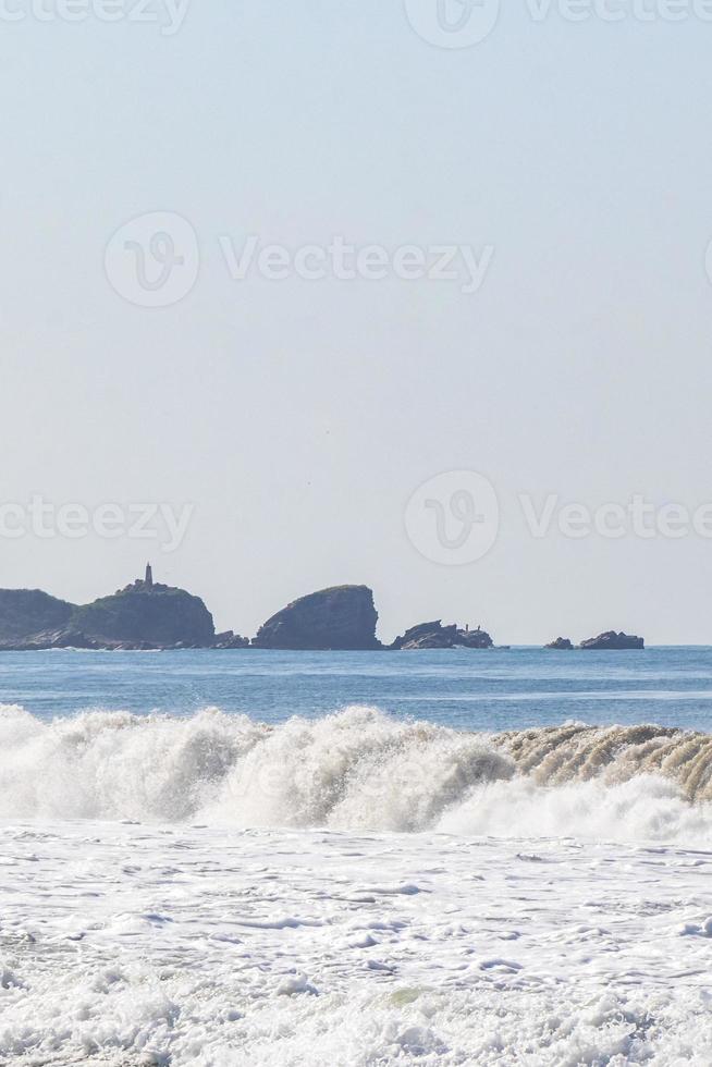 ondas de surfistas extremamente enormes praia la punta zicatela méxico. foto