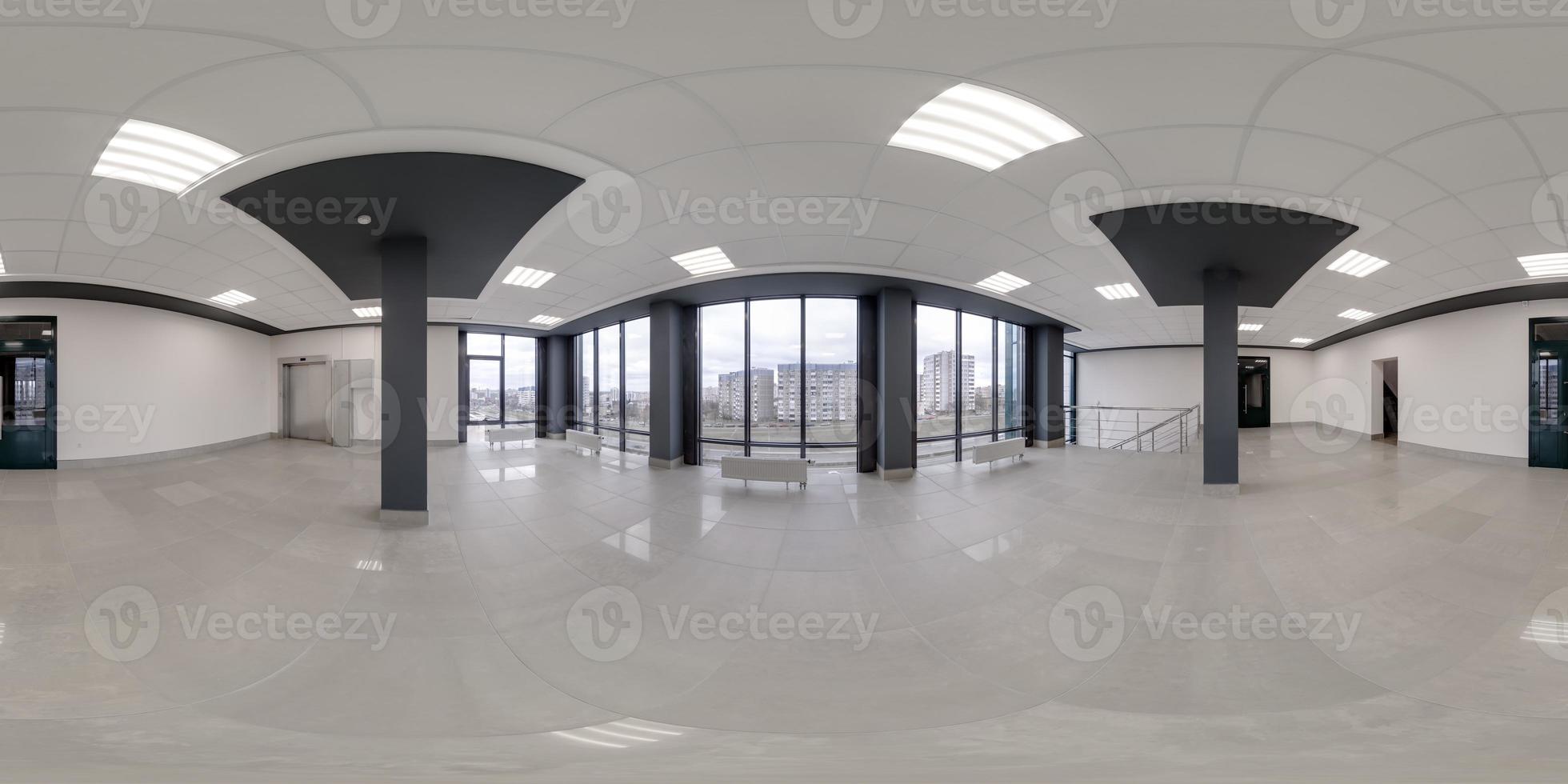 cheio desatado esférico hdri 360 panorama Visão dentro esvaziar moderno corredor com colunas, portas e panorâmico janelas dentro equirretangular projeção, pronto para ar vr conteúdo foto
