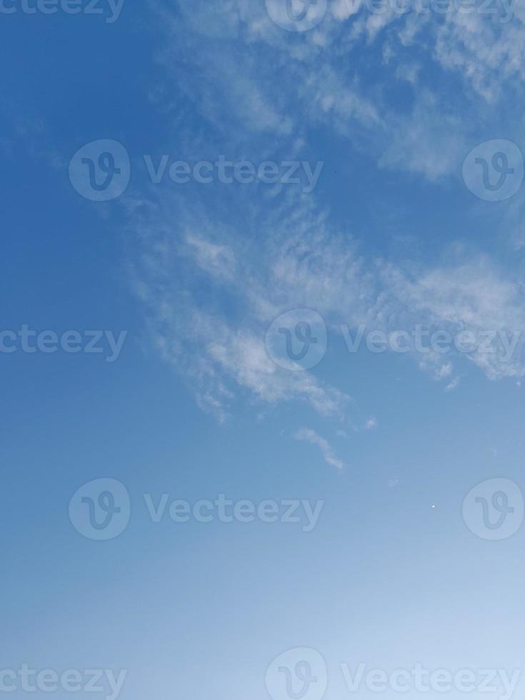 lindas nuvens brancas sobre fundo de céu azul profundo. grandes nuvens fofas e brilhantes cobrem todo o céu azul. foto