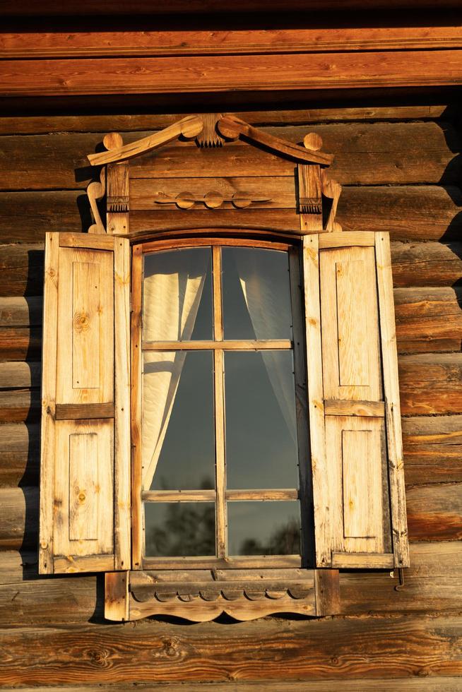 janela vintage com platibandas em uma cabana de madeira foto