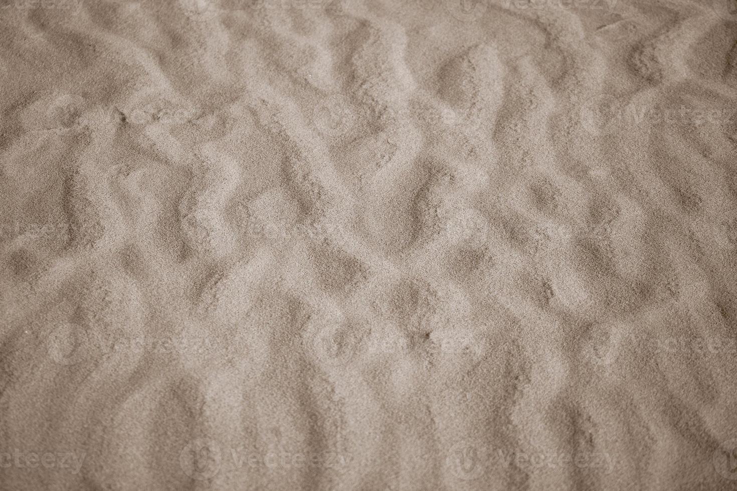 bege fundo com areia dentro a forma do areia ondas foto