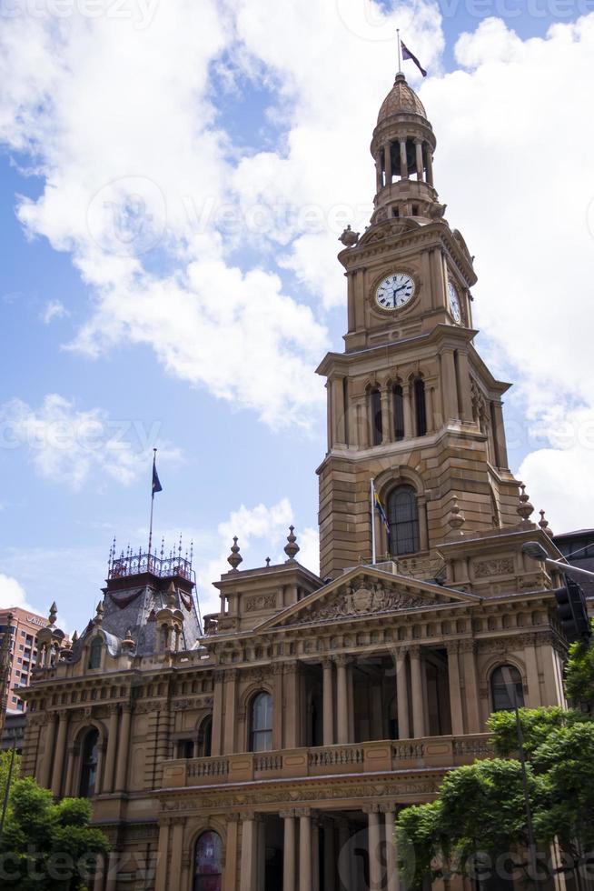 vista na prefeitura de sydney, na austrália. a prefeitura foi construída na década de 1880 com arenito local de sydney. foto
