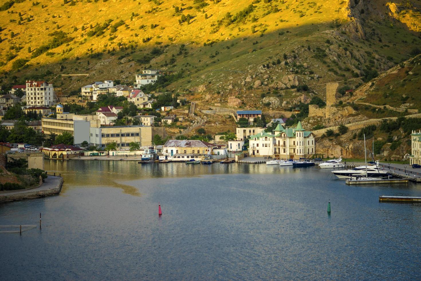 edifícios e barcos em marinas na baía de Balaklava em Balaklava, Crimeia foto