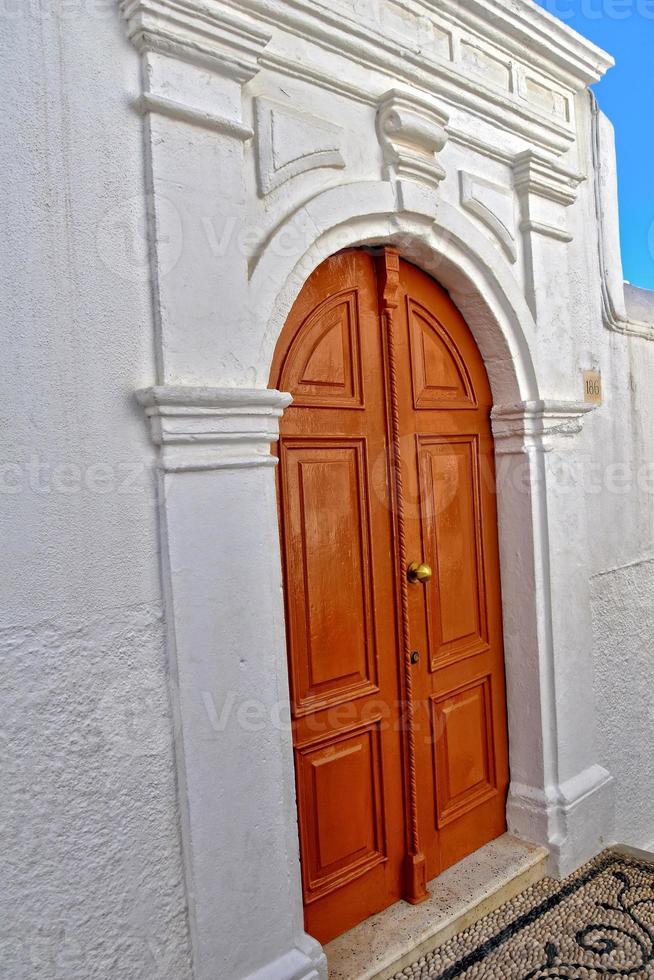 de madeira porta dentro a histórico grego Cidade do lindos dentro Grécia em uma feriado dia foto
