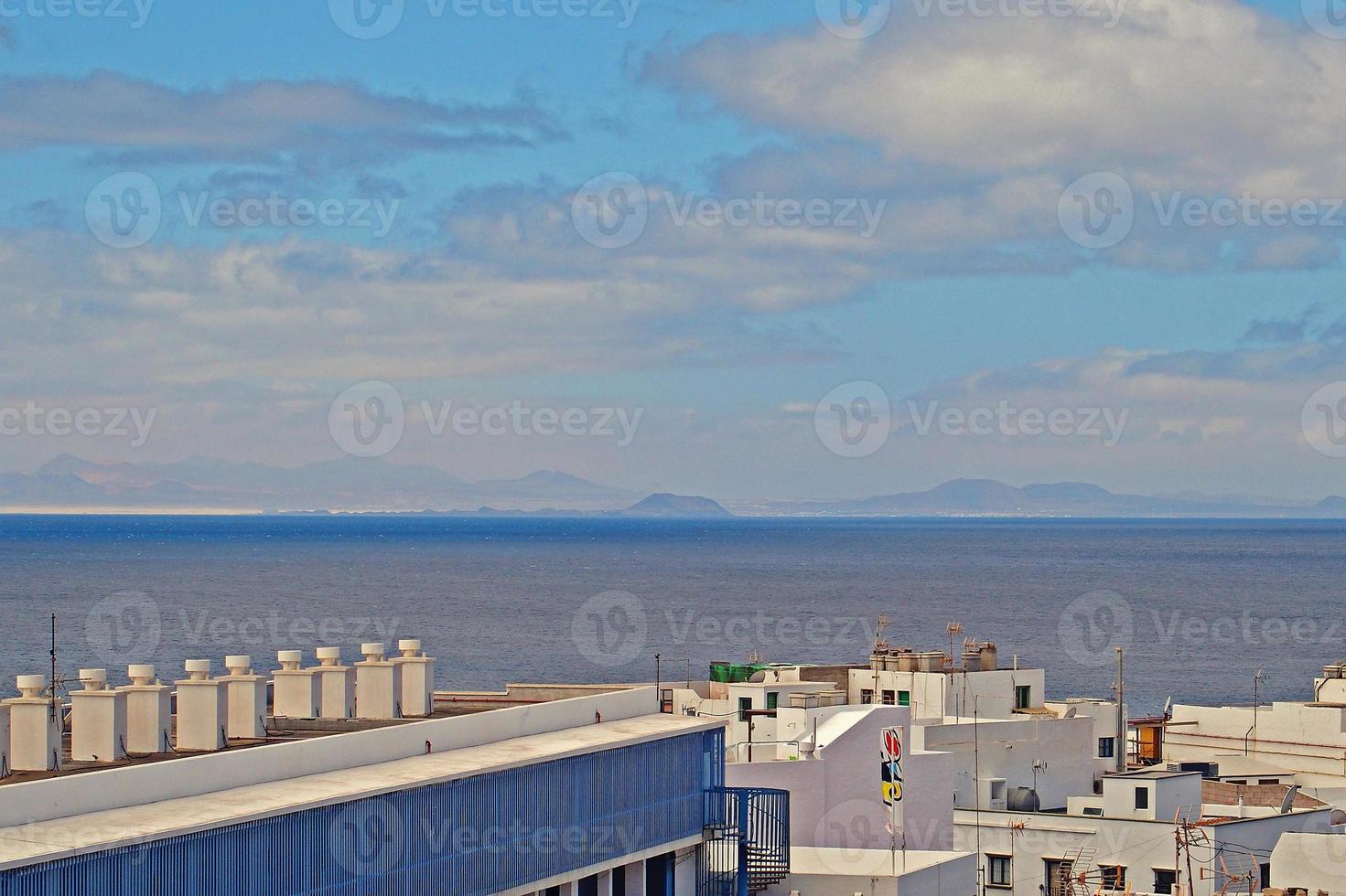 cenário com a da cidade característica branco edifícios a partir de a espanhol ilha do Lanzarote em uma caloroso verão dia foto