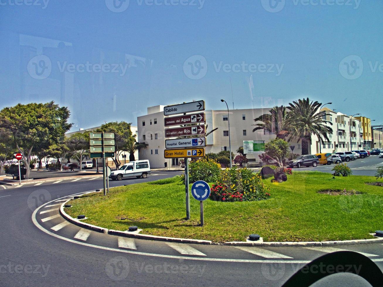 cenário com a da cidade característica branco edifícios a partir de a espanhol ilha do Lanzarote em uma caloroso verão dia foto