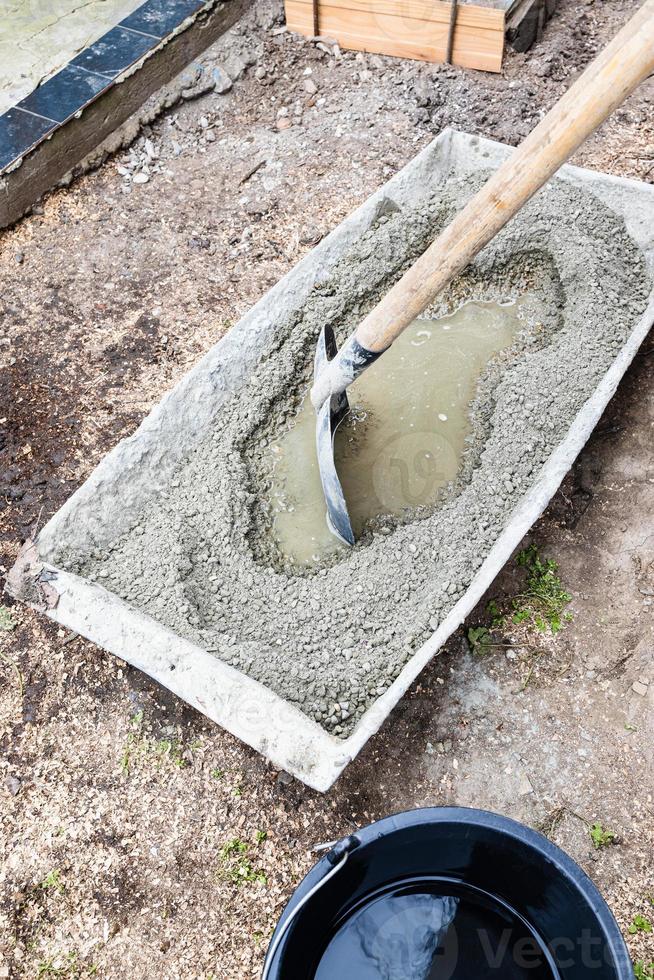 cimento, areia e cascalho misturar dentro cocho ao ar livre foto