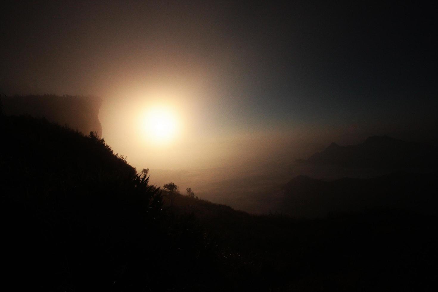 lindo silhueta panorama vale do montanha com nebuloso e névoa dentro inverno do nascer do sol brilhando em a céu às phu chee fah Colina norte do Tailândia foto